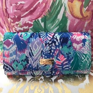 Lilly Pulitzer GWP Travel Wallet Multi Quill Out